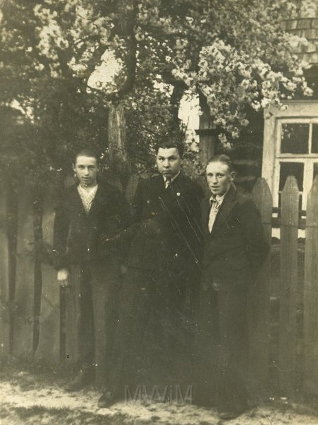 KKE 4143-74.jpg - Bracia Szczukowie, od lewej: Zdzisław, Walery, Bolesław. Przed domem, Baranowicze.